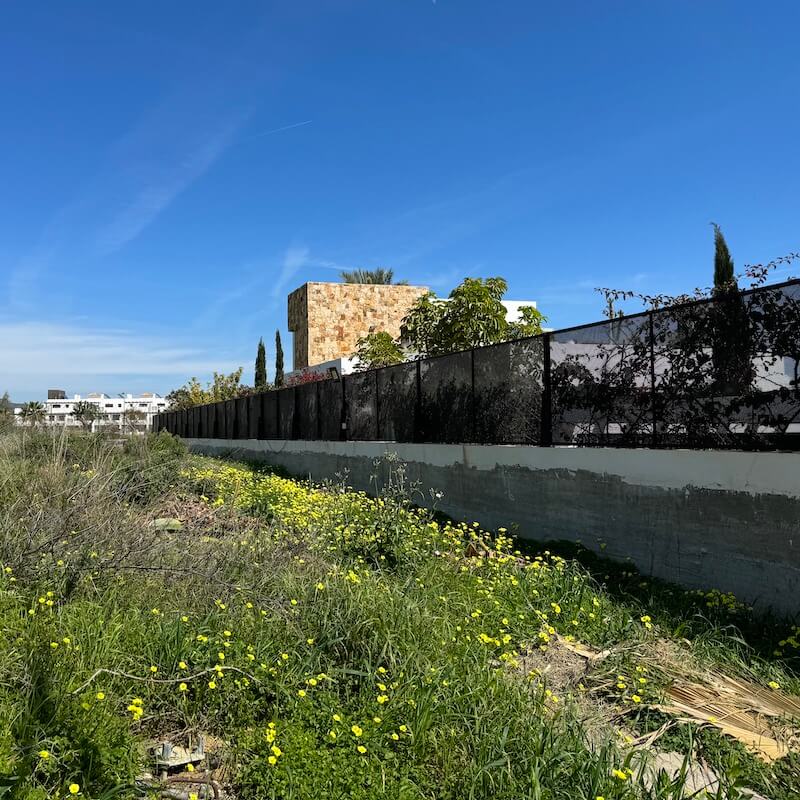 Muro al lado de la parcela largo