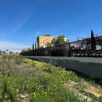 Muro al lado de la parcela